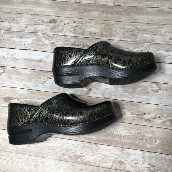 dansko scribble print clogs